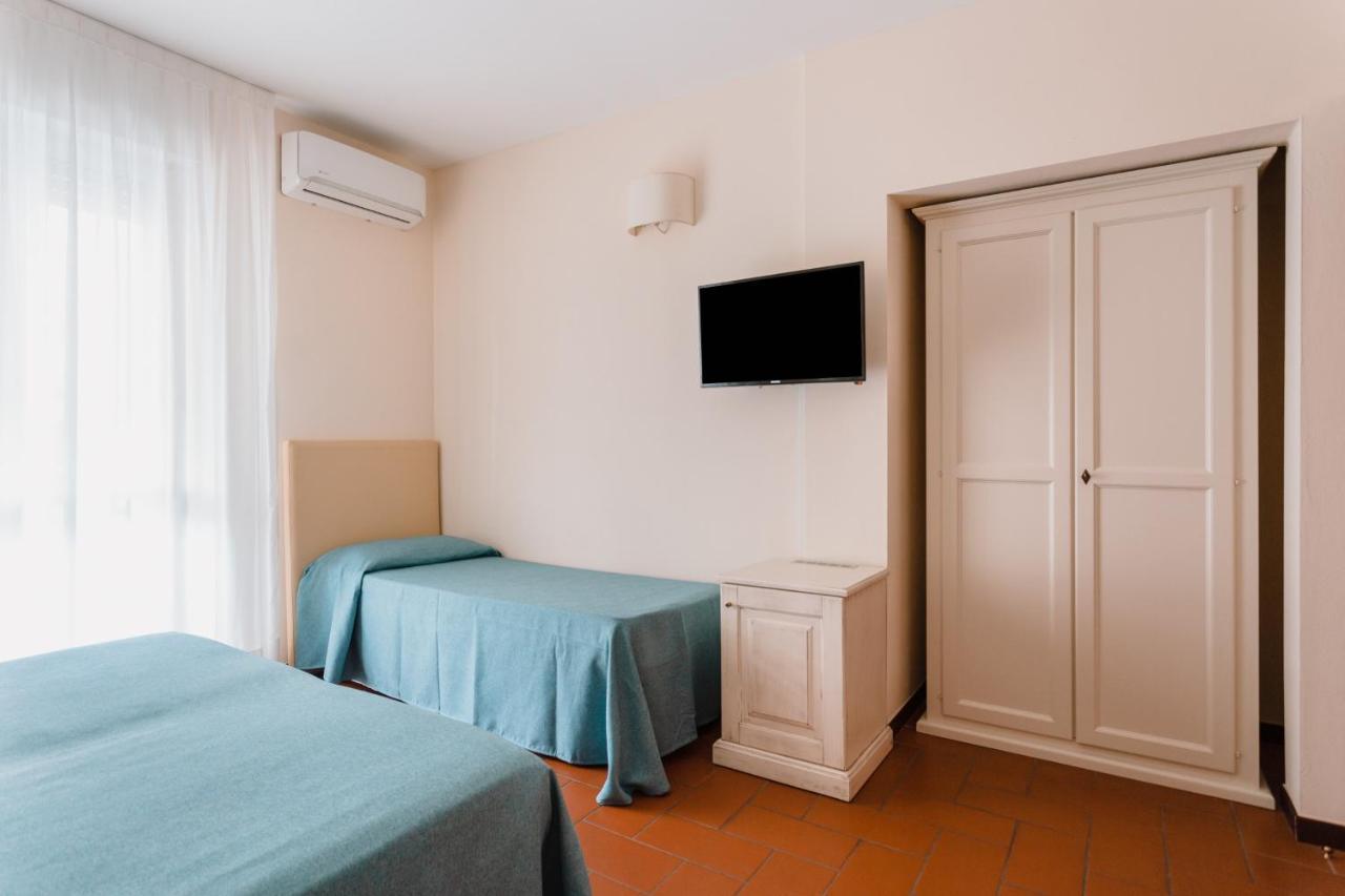 Hotel Milton Марина-ді-П'єтразанта Екстер'єр фото