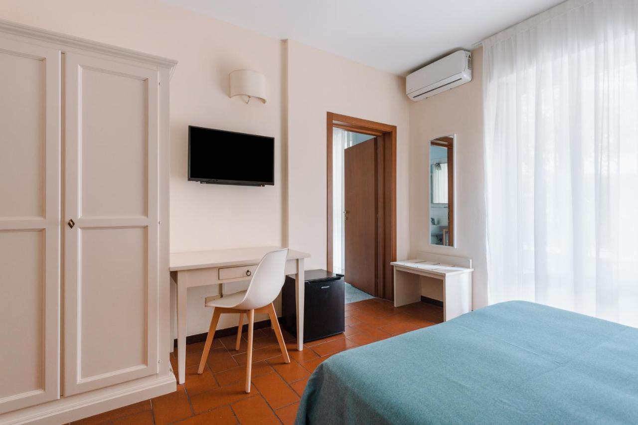 Hotel Milton Марина-ді-П'єтразанта Екстер'єр фото